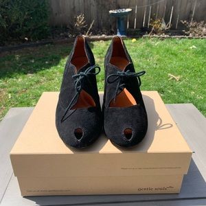 Gentle Souls Rem Side Velvet Vintage
Style Peep Toe Mary Jane Heels